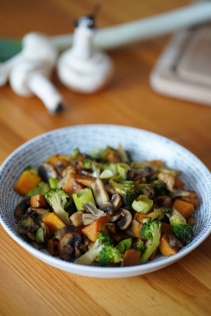 Wok de patate douce, poireau, brocoli, et champignons