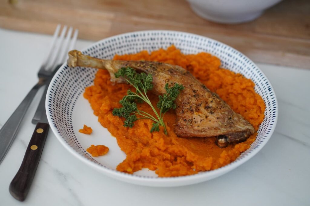 Cuisse de poulet et purée de carottes au cumin